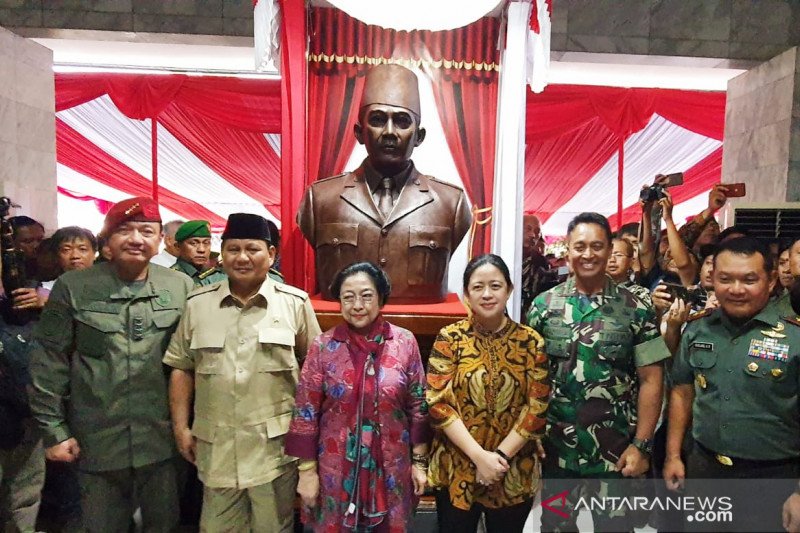 Resmikan patung Soekarno, Megawati dan Prabowo datangi Akademi Militer