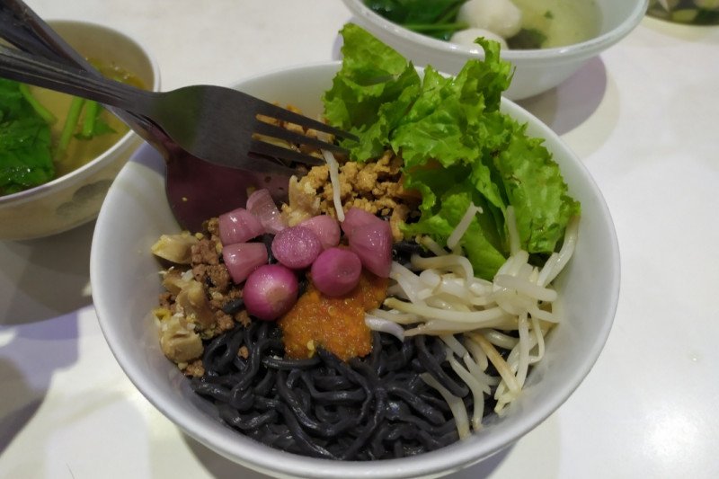 Mie Selada beragam warna, inovasi mie sehat Lampung