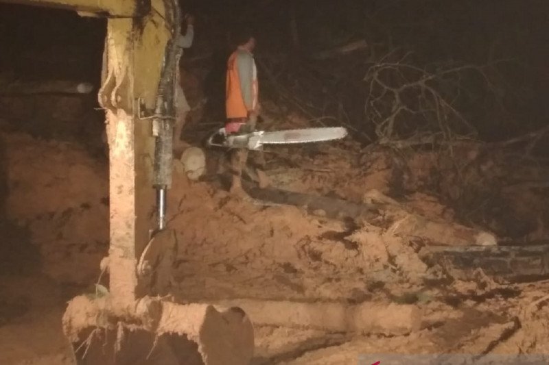 BPBD Dharmasraya lanjutkan pembersihan material longsor di IX Koto