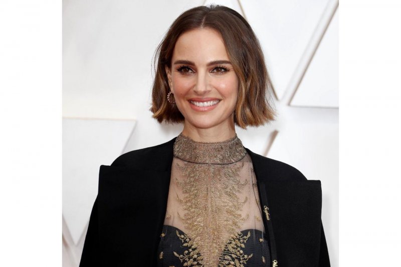 Natalie Portman pakai jubah protes di Oscar 2020