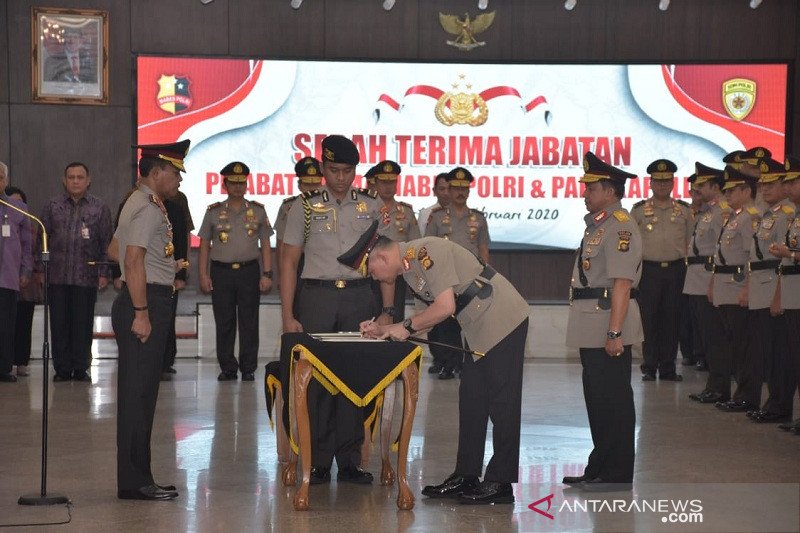 Hukum kemarin, delapan kapolda sertijab hingga kapal karam di Kapuas