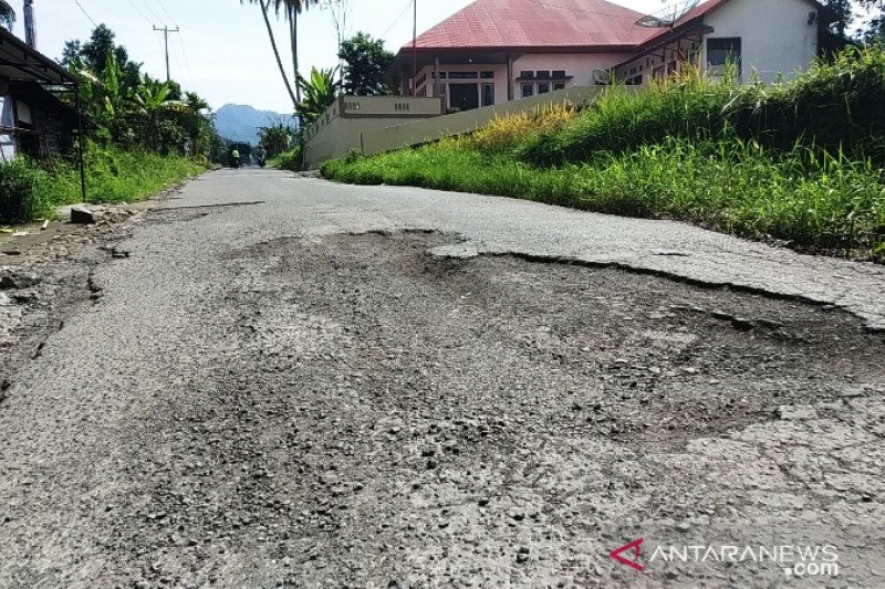 Jalan provinsi di Tanah Datar rusak semua (Video)
