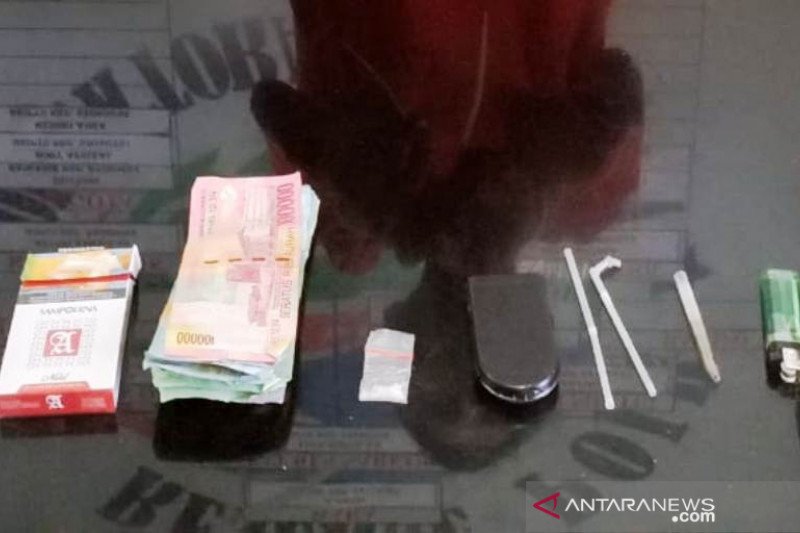 Lagi nyuci motor di kontrakannya, pria ini dibekuk polisi karena menyimpan sabu-sabu