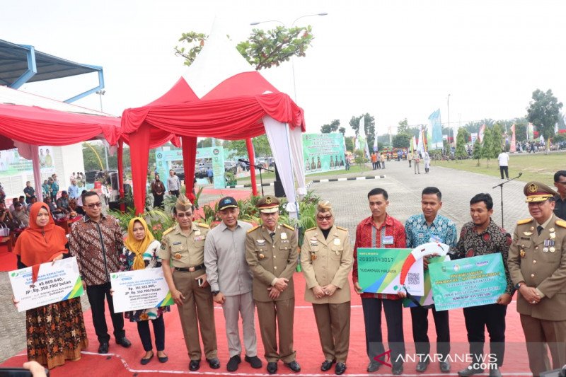 Menaker serahkan santunan BPJamsostek korban kecelakaan kerja Riau