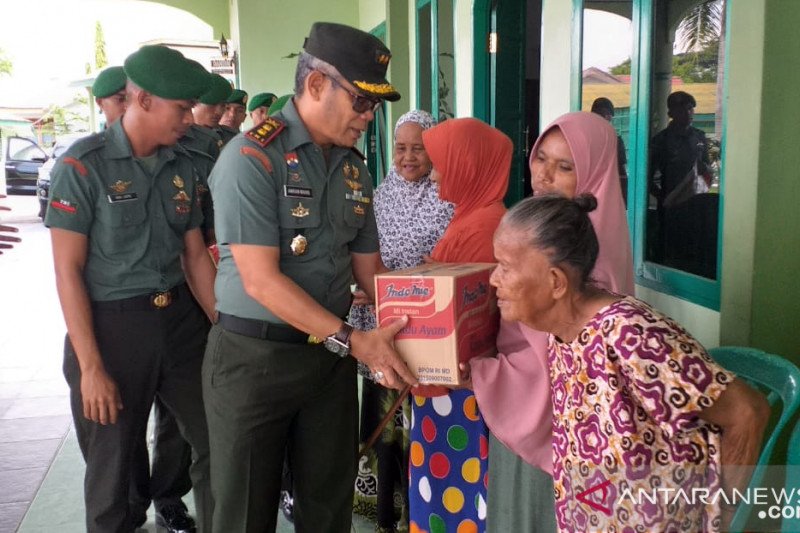 Dandim Kolaka bagi paket sembako