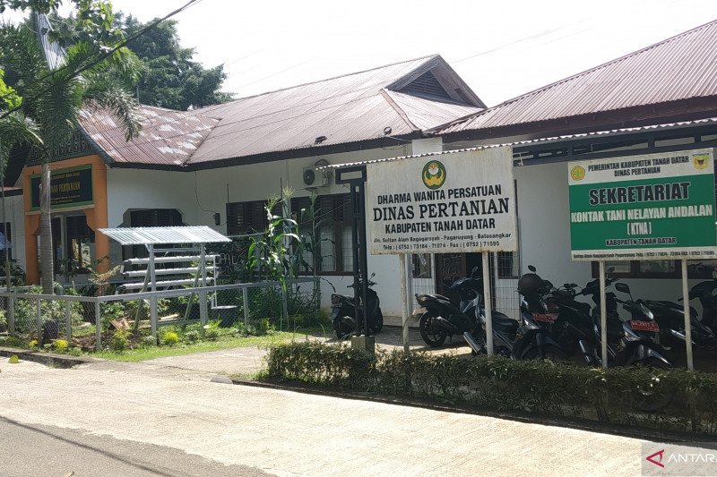 Tingkatkan produksi, Tanah Datar salurkan 46 unit alat mesin pertanian