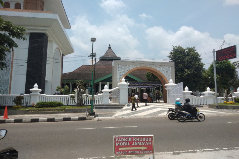 Presiden Jokowi shalat Jumat di Masjid Agung Sudirohusodo Sleman