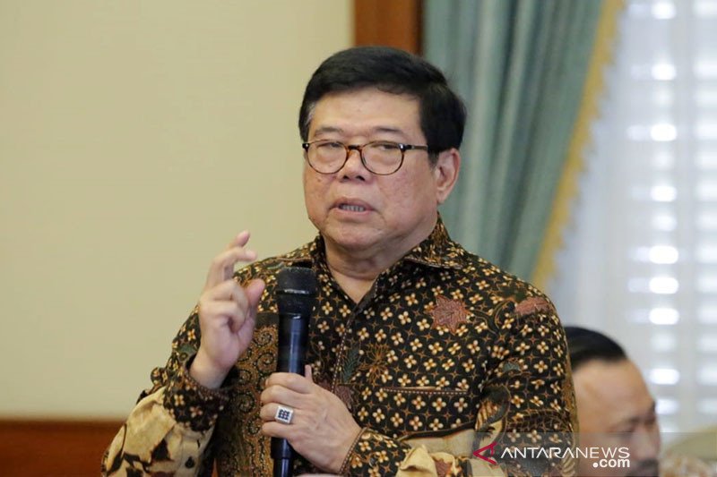 Petugas sambut dua warga Kepri seusai dikarantina di Natuna