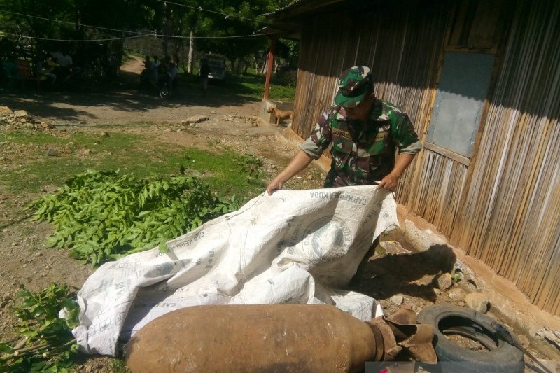 Polisi amankan sebuah bom yang diduga masih aktif