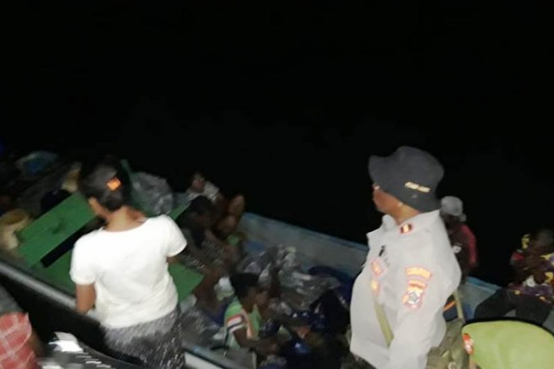 Polisi: Tim masih lakukan pencarian korban kecelakaan laut di Papua