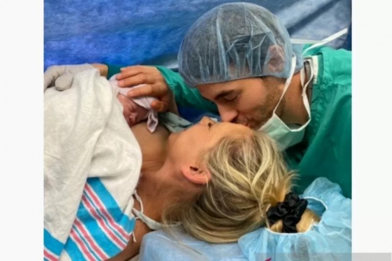 Anak ketiga dari Enrique Iglesias-petenis Anna Kournikova