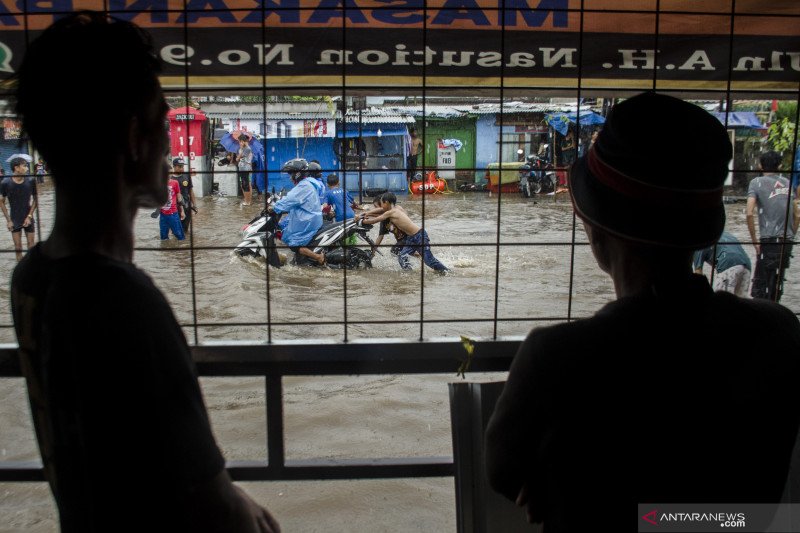 Hujan deras akibatkan genangan air di Cikadut Bandung