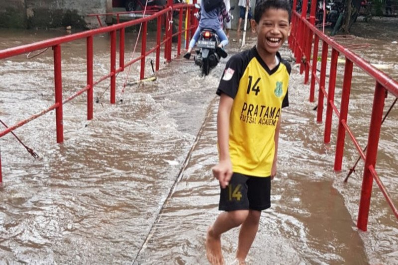 Sempat terputus, jembatan antar RW Cipinang Melayu sudah bisa dilalui