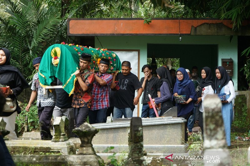 Pemakaman korban hanyut