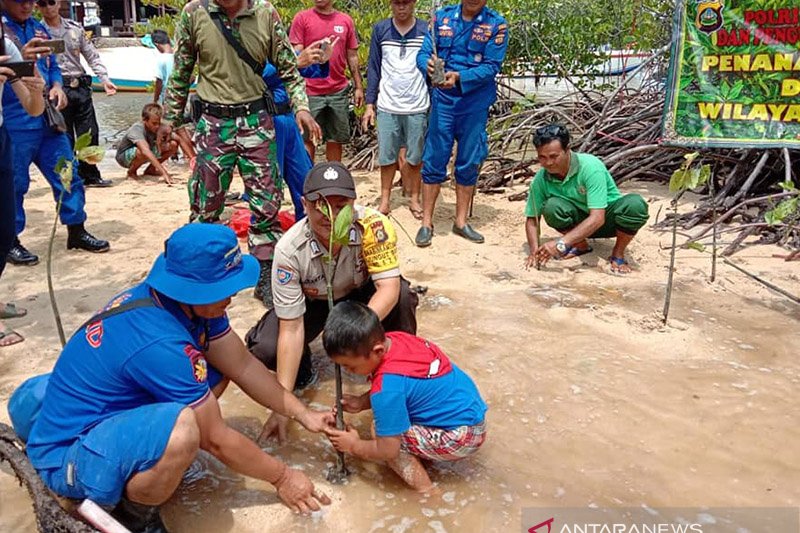 Di Pantai Mangrove Lembongan Polres Klungkung tanam bakau