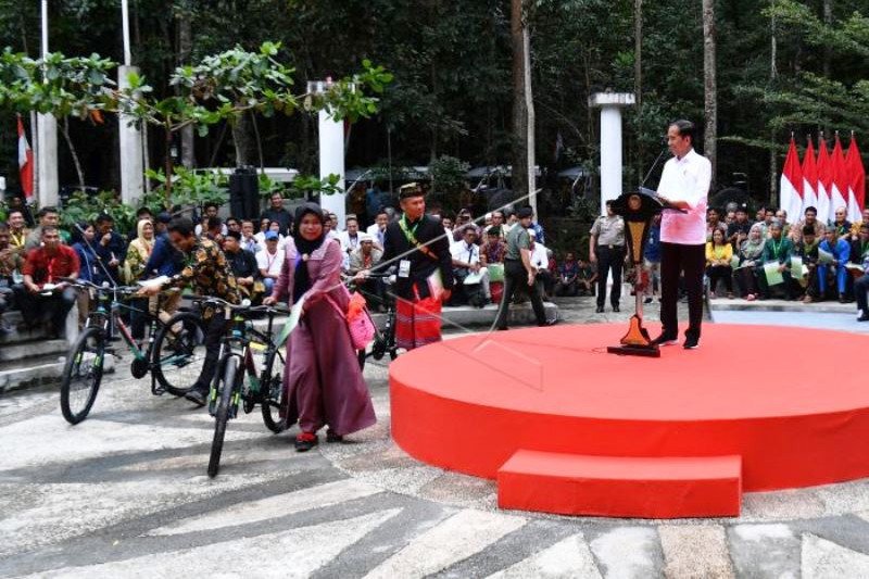 Presiden Jokowi Serahkan SK Perhutanan Sosial