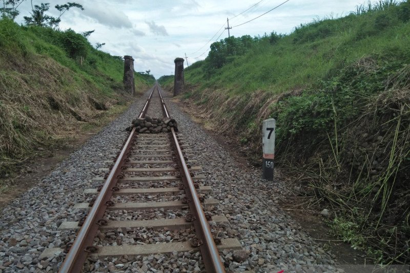 Petugas KAI Daop Jember temukan tumpukan batu di tengah rel