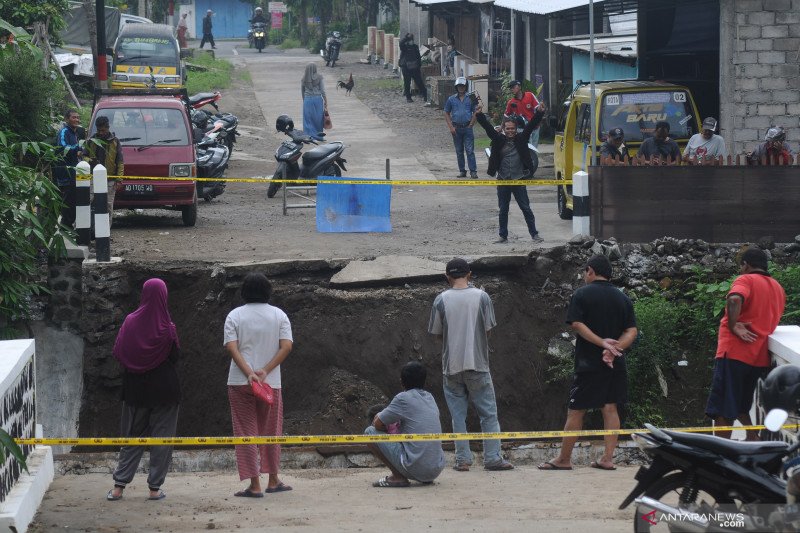 Jembatan baru di Boyolali ambruk