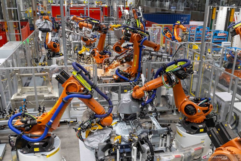 produsen-mobil-di-as-desak-trump-batalkan-rencana-tarif-robot-pabrik