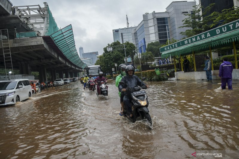 Banjir Jakarta surut, namun beberapa ruas jalan masih tergenang