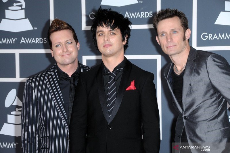 Lirik lagu "Nice Guys Finish Last" oleh Green Day