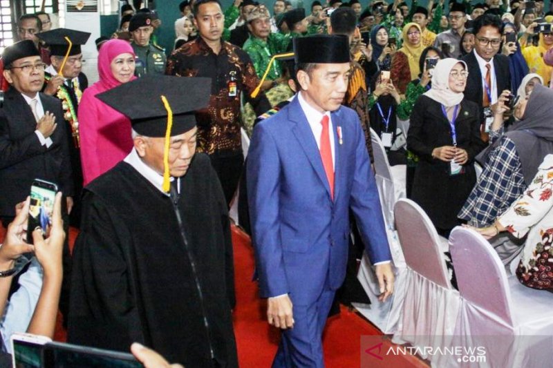 Jokowi hadiri pengukuhan Kiai Asep sebagai guru besar UINSA