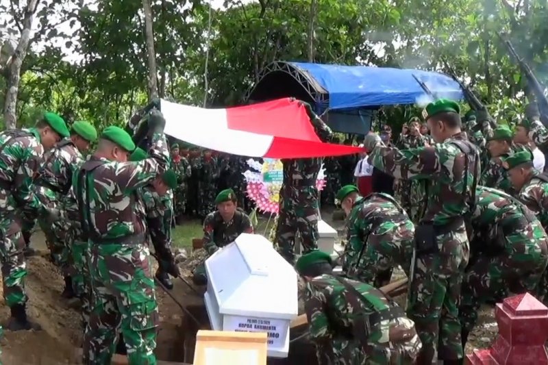 Kopda Dwi Purnomo, dimakamkan di TPU Banjarpanjang