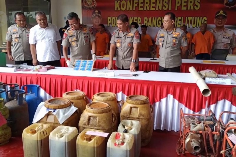 Polda Babel tangkap dua penimbun ribuan liter BBM bersubsidi