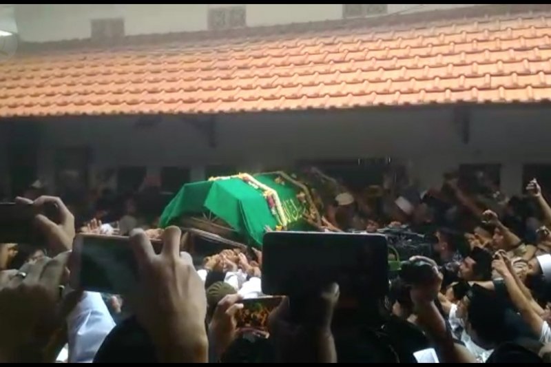 Ribuan pelayat antar Gus Sholah ke peristirahatan terakhir