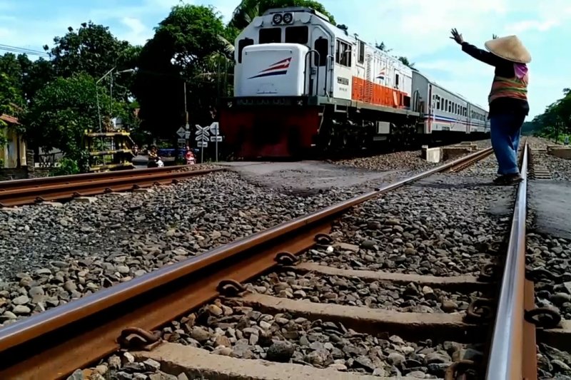 Nenek Kasturah si relawan penjaga perlintasan kereta