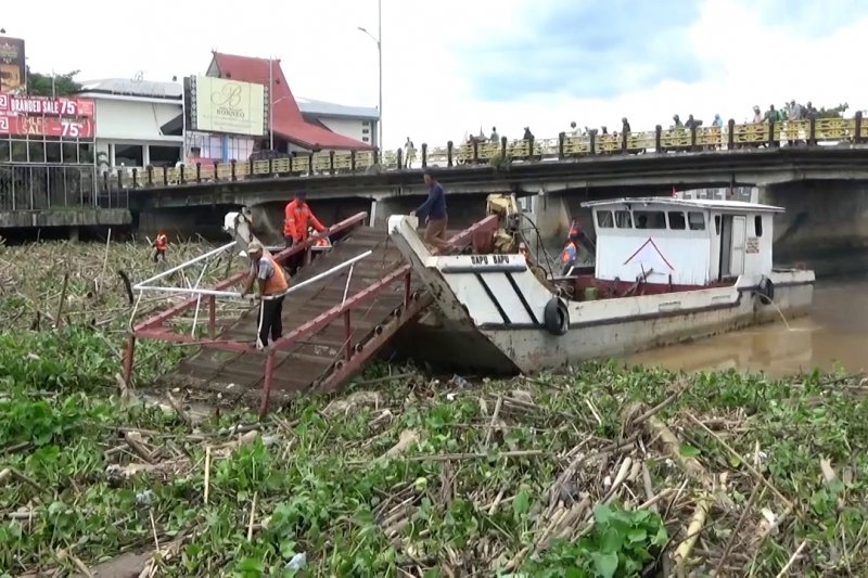 Tumpukan sampah menutup lalu lintas Sungai Martapura