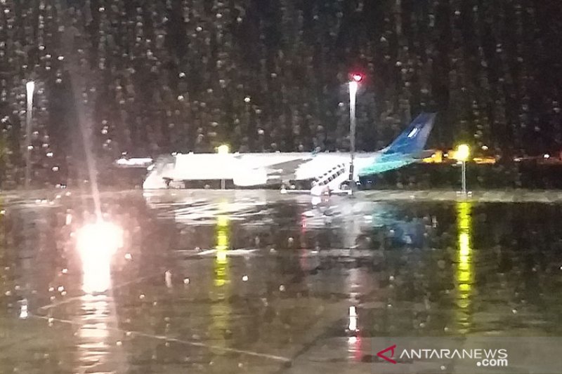 Pesawat membawa WNI ABK Diamond Princess mendarat di Bandara Kertajati