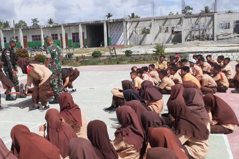 TNI latih P3K siswa SMP Nurul Huda perbatasan RI-PNG