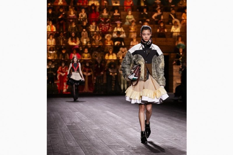 Louis Vuitton tutup "Paris Fashion Week" di Louvre dengan dramatis