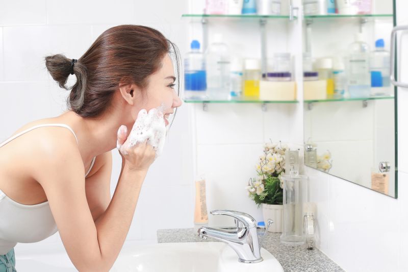 Bersihkan wajah di pagi hari demi kulit tetap sehat
