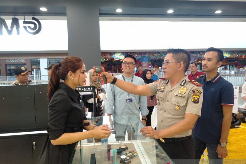 Polres OKU periksa pengunjung Citi Mall Baturaja antisipasi Corona