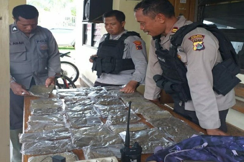 Patroli Polsek Skouw di perbatasan RI-PNG temukan 40 paket ganja