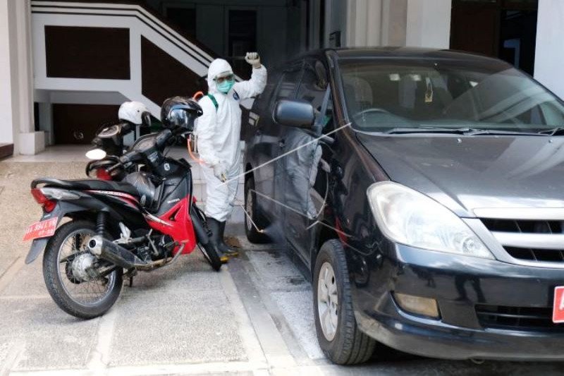 Penyemprotan Disinfektan Kendaraan Dinas Untuk Pencegahan Virus Corona