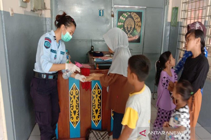 Lapas Muara Teweh beri 'hand sanitizer' ke pengunjung, cegah COVID-19