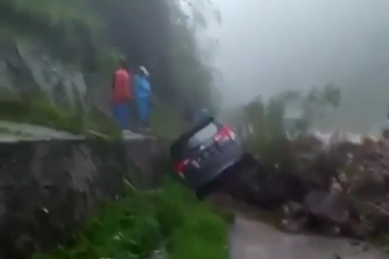 Sebuah mobil diterjang longsor di perbatasan Padang-Solok