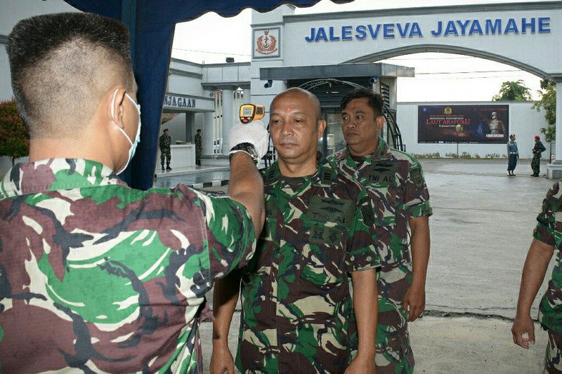 Lantamal I Belawan semprotkan disinfektan cegah virus Corona