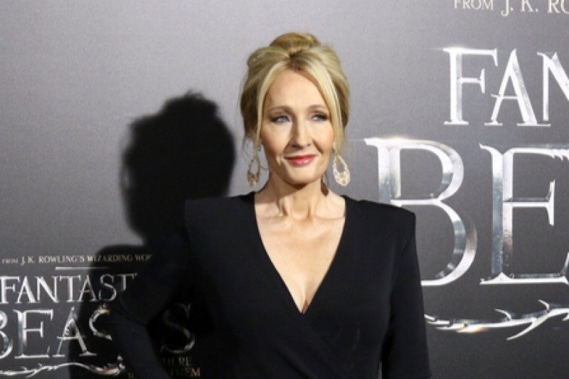 JK Rowling berbagi teknik bernapas saat sesak karena gejala corona