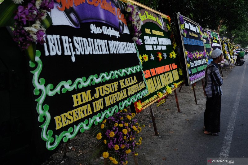 Karangan bunga untuk Almarhumah Ibunda Presiden Joko Widodo