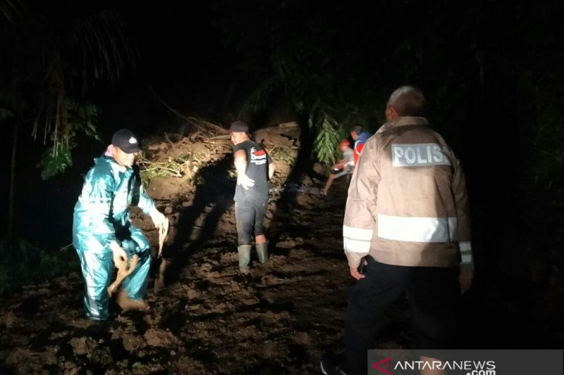 Jalur penghubung antar kabupaten Cianjur-Bandung putus akibat longsor