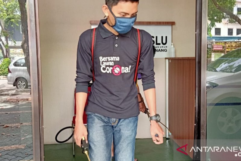 Relawan semprot disinfektan di Kantor Bawaslu Tanjungpinang