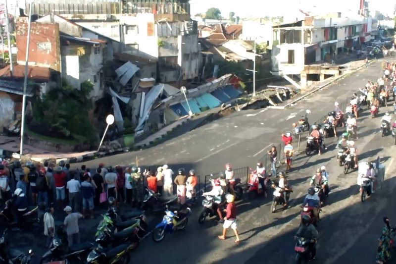 Jembatan Jompo ambruk, sembilan ruko di pusat Kota Jember hancur