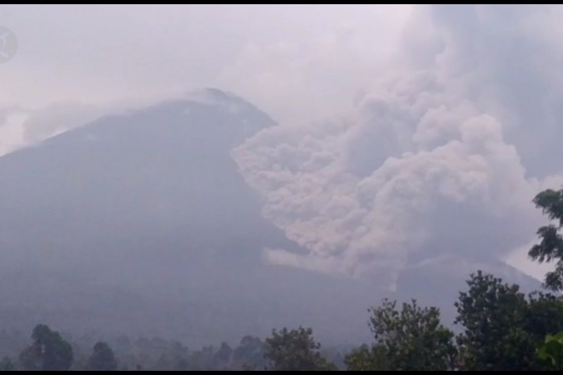 Gunung Semeru kembali muntahkan awan panas
