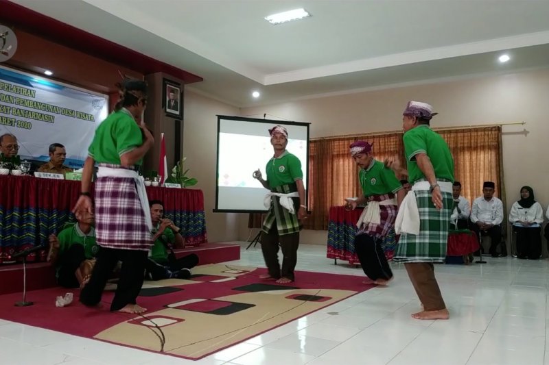Masyarakat adat dilatih pelestarian adat budaya dan kelola potensi wisata