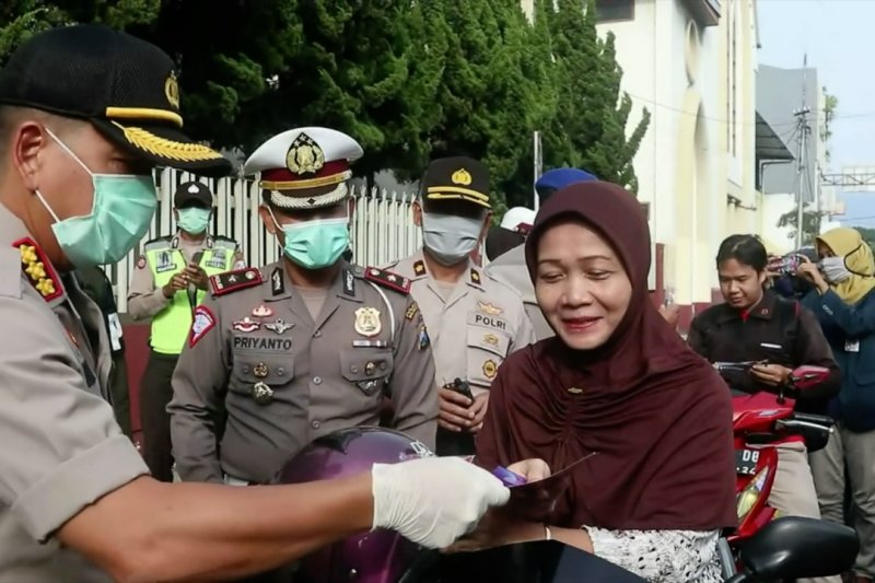 Mulai langka dan mahal, polisi bagikan masker dan penyanitasi tangan