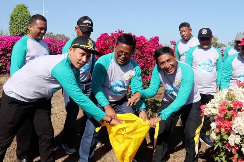 Ratusan warga aksi bersih-bersih di Pantai Ulee Lheue
